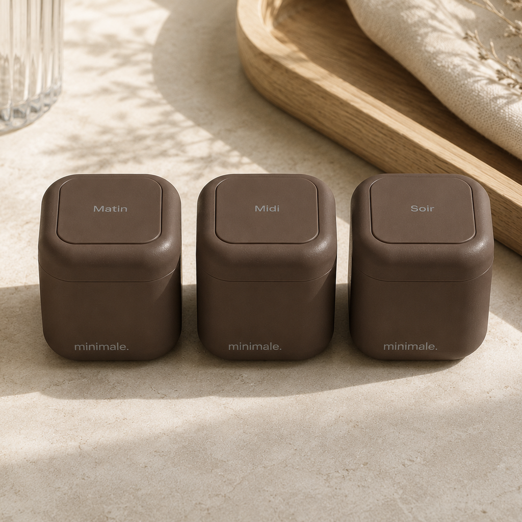 Minimale. Le Quotidien, pilulier 3 cases Matin Midi Soir, coloris Chocolat